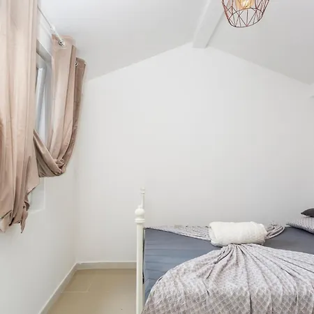 2 Bedroom Beautiful In * カスタヴ