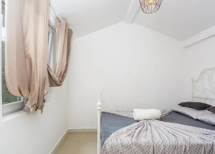 2 Bedroom Beautiful In * كاستاف