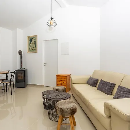 2 Bedroom Beautiful In Ferienhaus Kastav